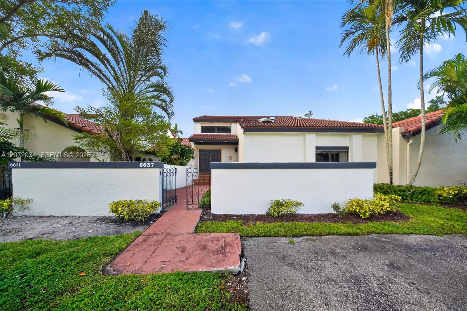 6637 NW 181st Ln, Hialeah, FL 33015 photo 2