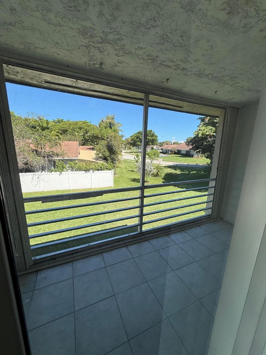 5515 N LAKEWOOD Circle N # 124, Margate, FL 33063 photo 3
