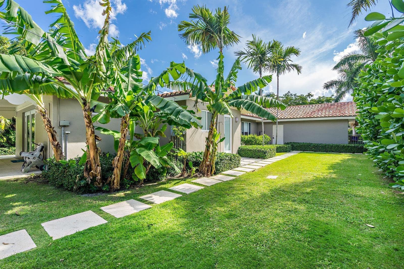 157 Worth Court N, West Palm Beach, FL 33405 photo 2