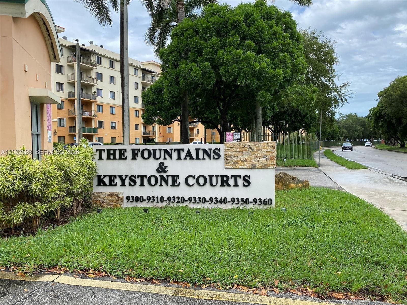 9320 Fontainebleau Blvd # 215, Miami, FL 33172