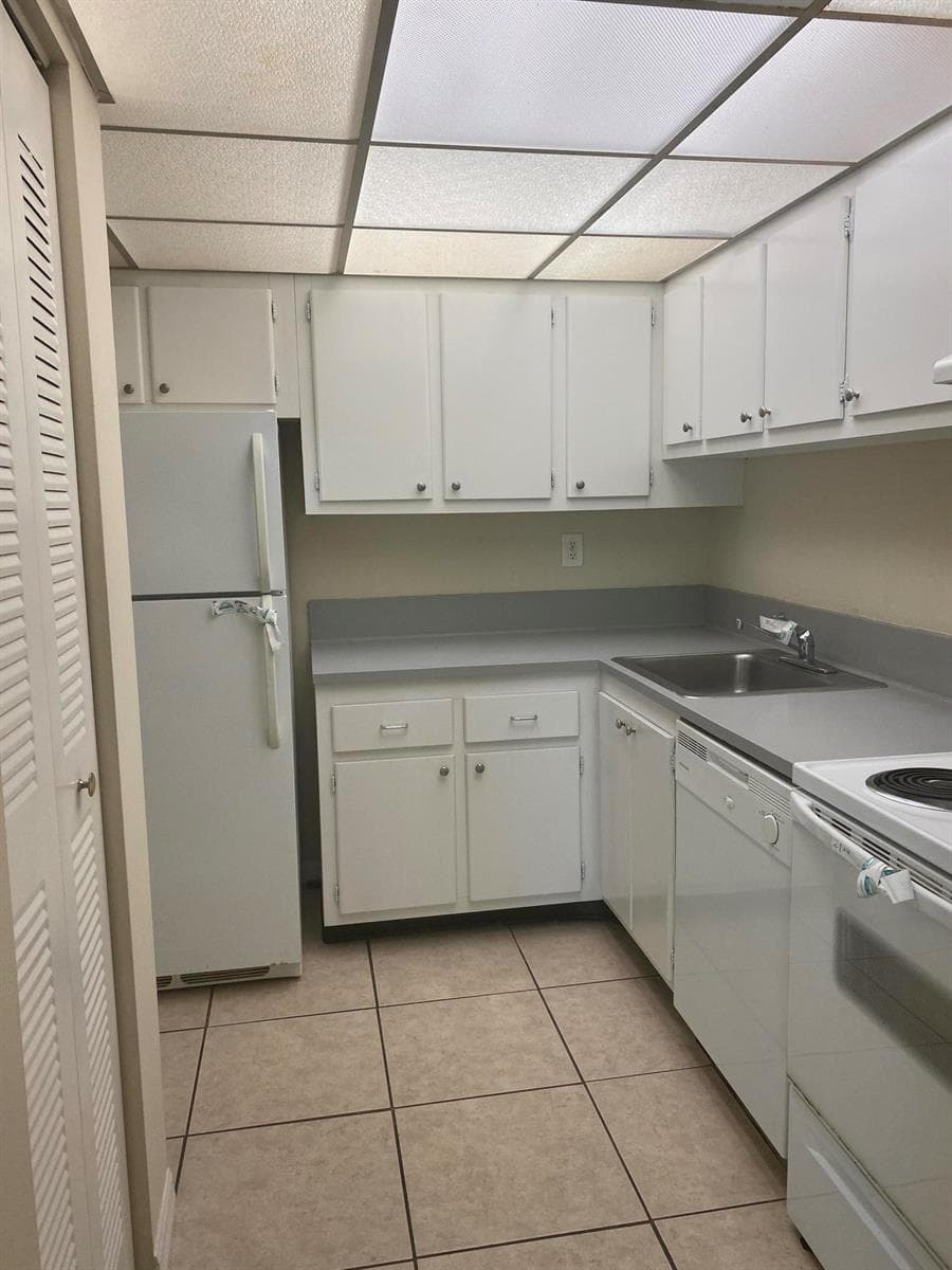 409 EXECUTIVE CENTER Drive # 211, West Palm Beach, FL 33401 photo 4