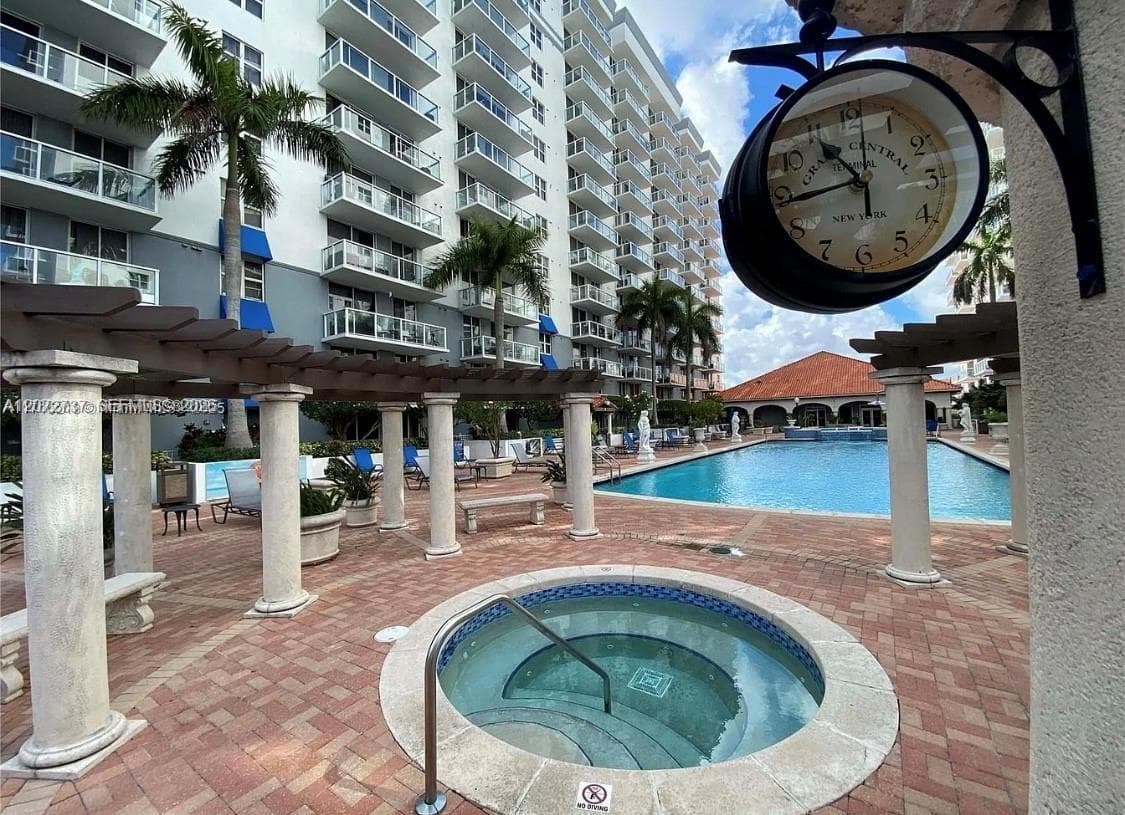 5085 NW 7th St # 512, Miami, FL 33126