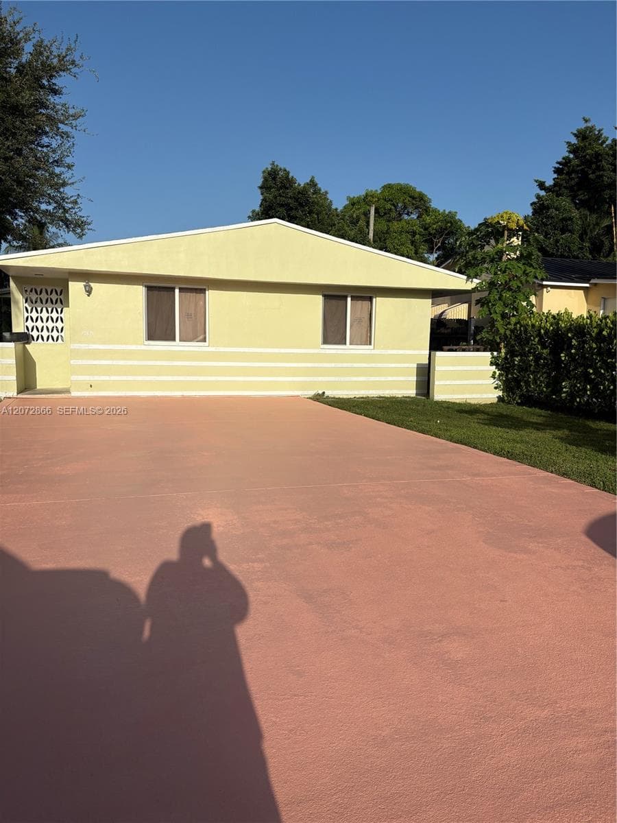 10831 NE 2nd Ct, Miami, FL 33161 photo 2