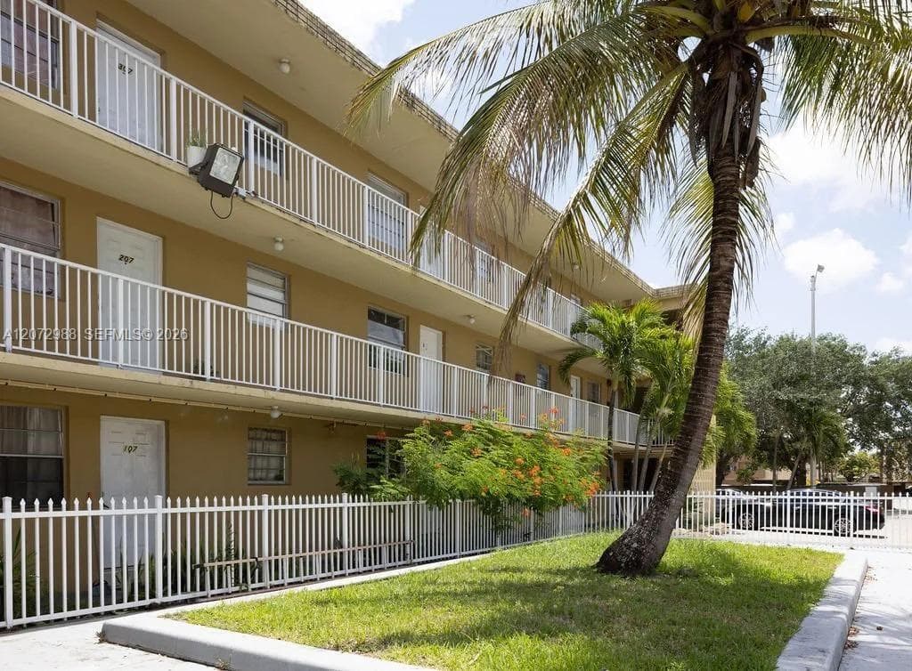 955 W 74 Street # 207, Hialeah, FL 33012