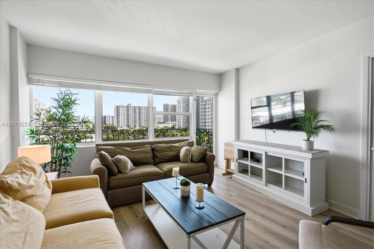 3250 NE 28th St # 806, Fort Lauderdale, FL 33308