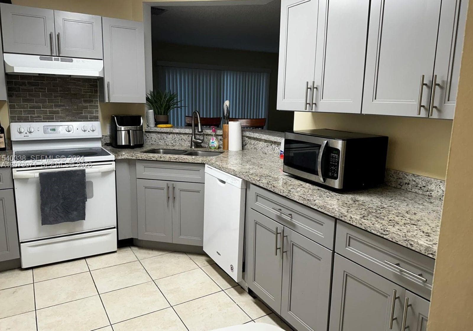 3433 NW 44th St # 105, Oakland Park, FL 33309