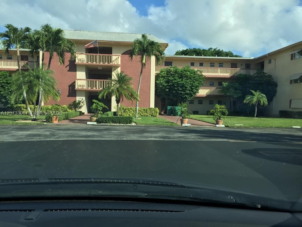 1001 Hillcrest Ct # 215, Hollywood, FL 33021 photo 2