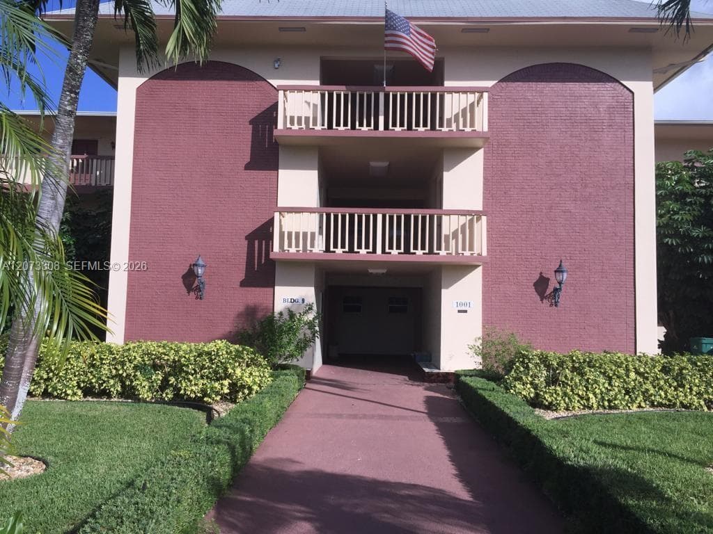 1001 Hillcrest Ct # 215, Hollywood, FL 33021 photo 5