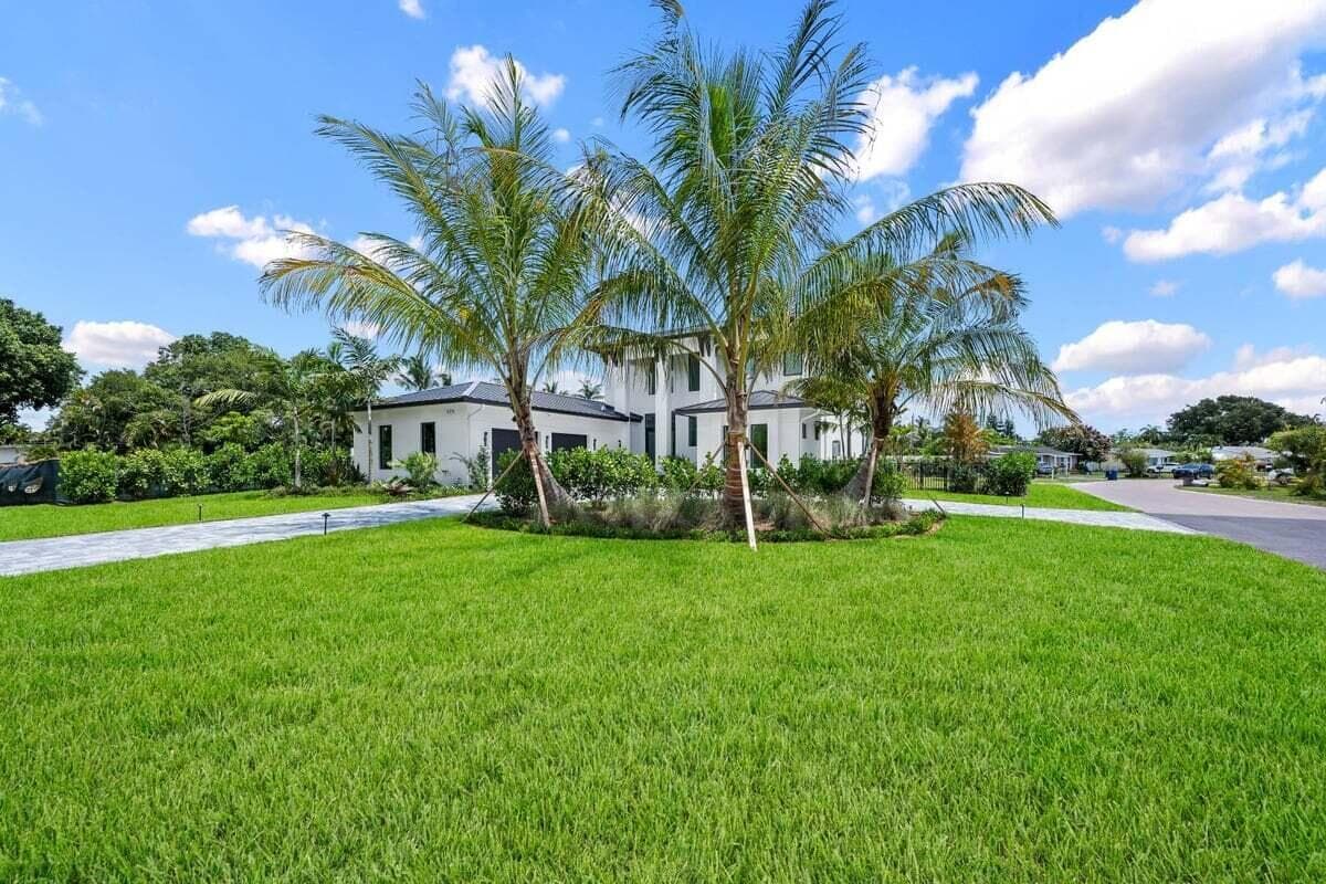325 W Riverside Drive, Jupiter, FL 33469 photo 2