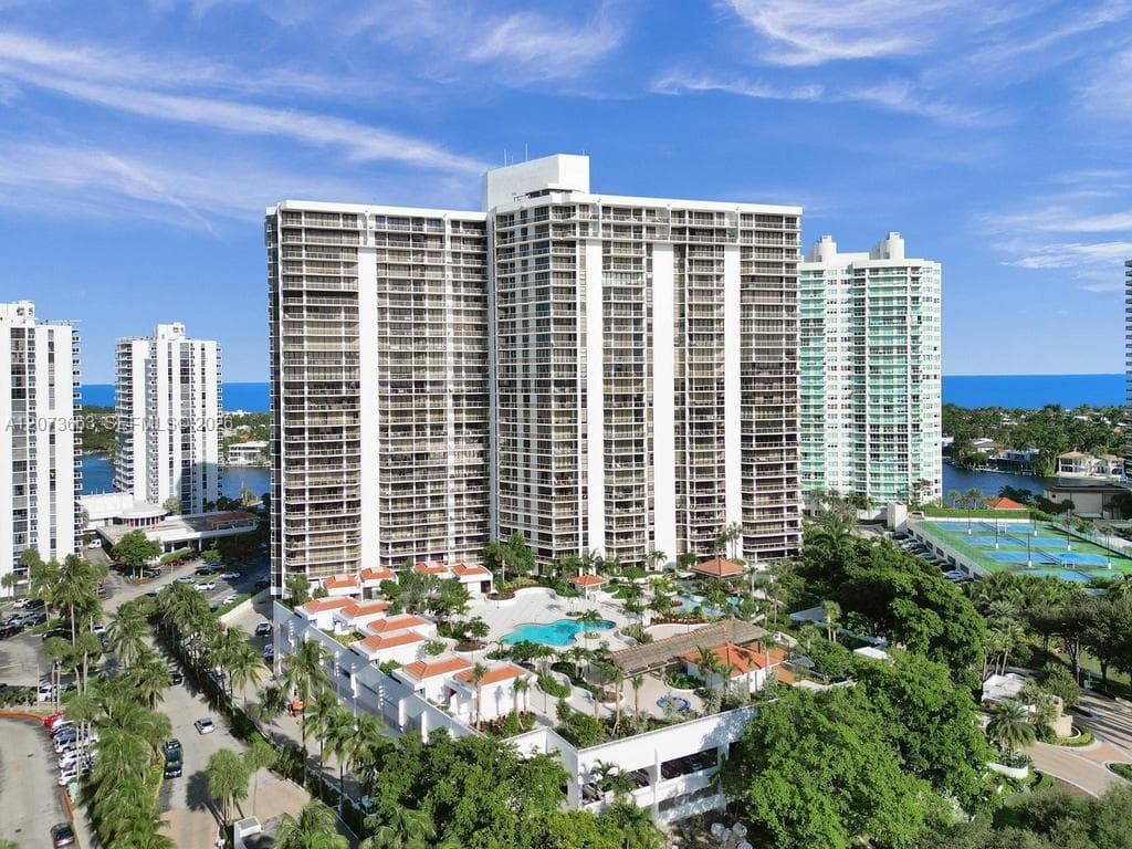 20281 E Country Club Dr # 404, Aventura, FL 33180 photo 2