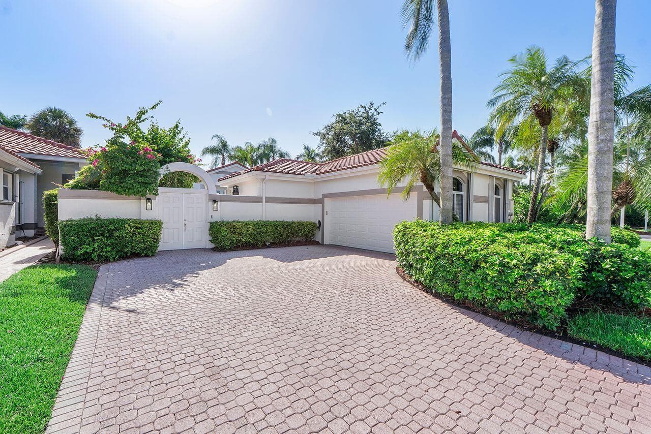 1081 BEL AIRE Drive E, Pembroke Pines, FL 33027 photo 2