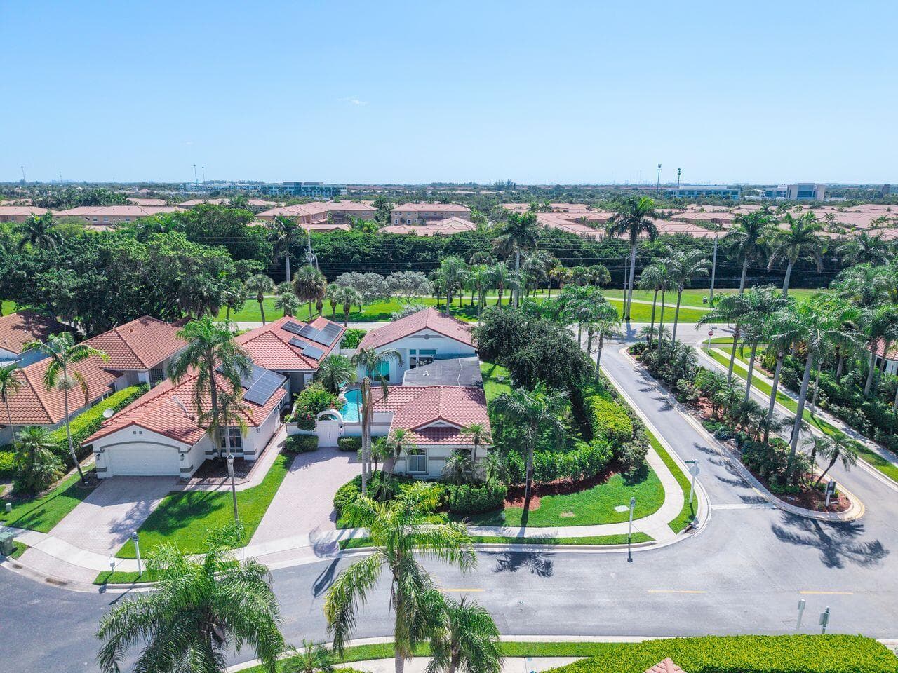 1081 BEL AIRE Drive E, Pembroke Pines, FL 33027 photo 3
