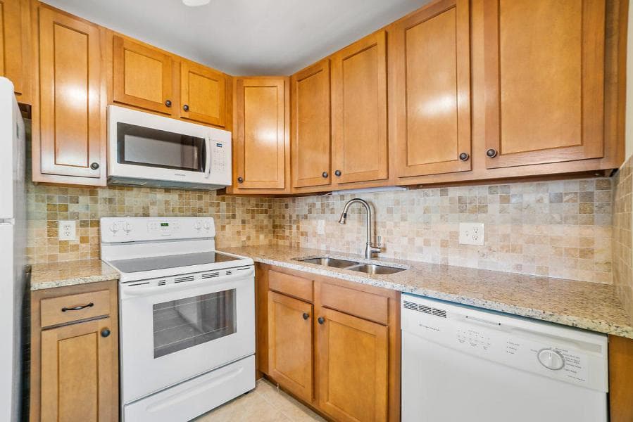 400 VILLAGE GREEN Circle W # 102, Palm Springs, FL 33461 photo 2