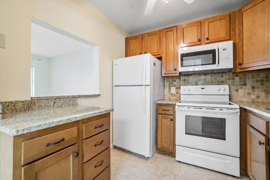 400 VILLAGE GREEN Circle W # 102, Palm Springs, FL 33461 photo 3