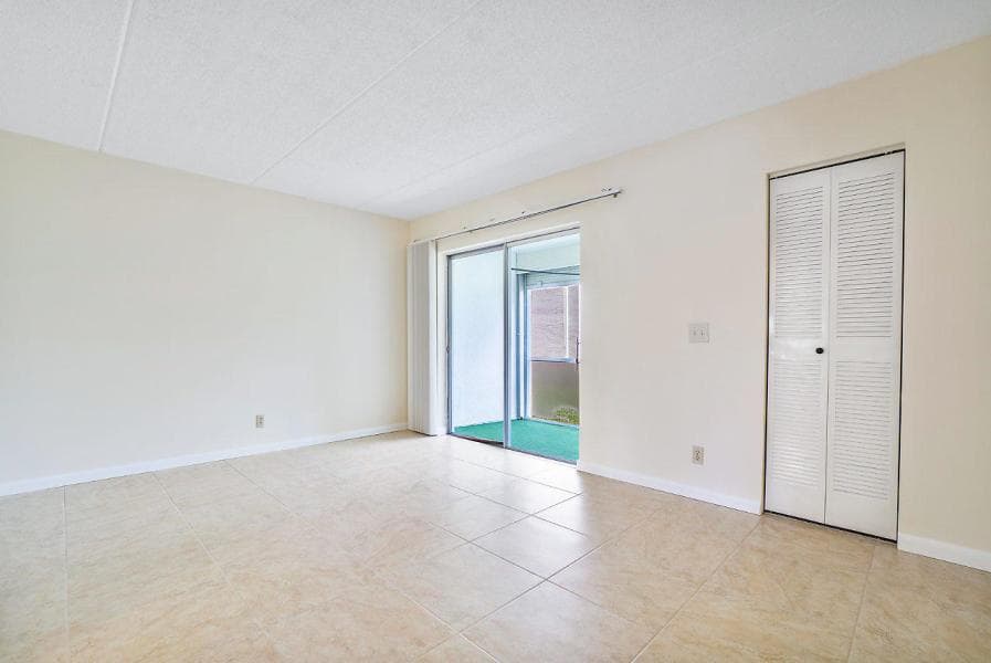 400 VILLAGE GREEN Circle W # 102, Palm Springs, FL 33461 photo 4