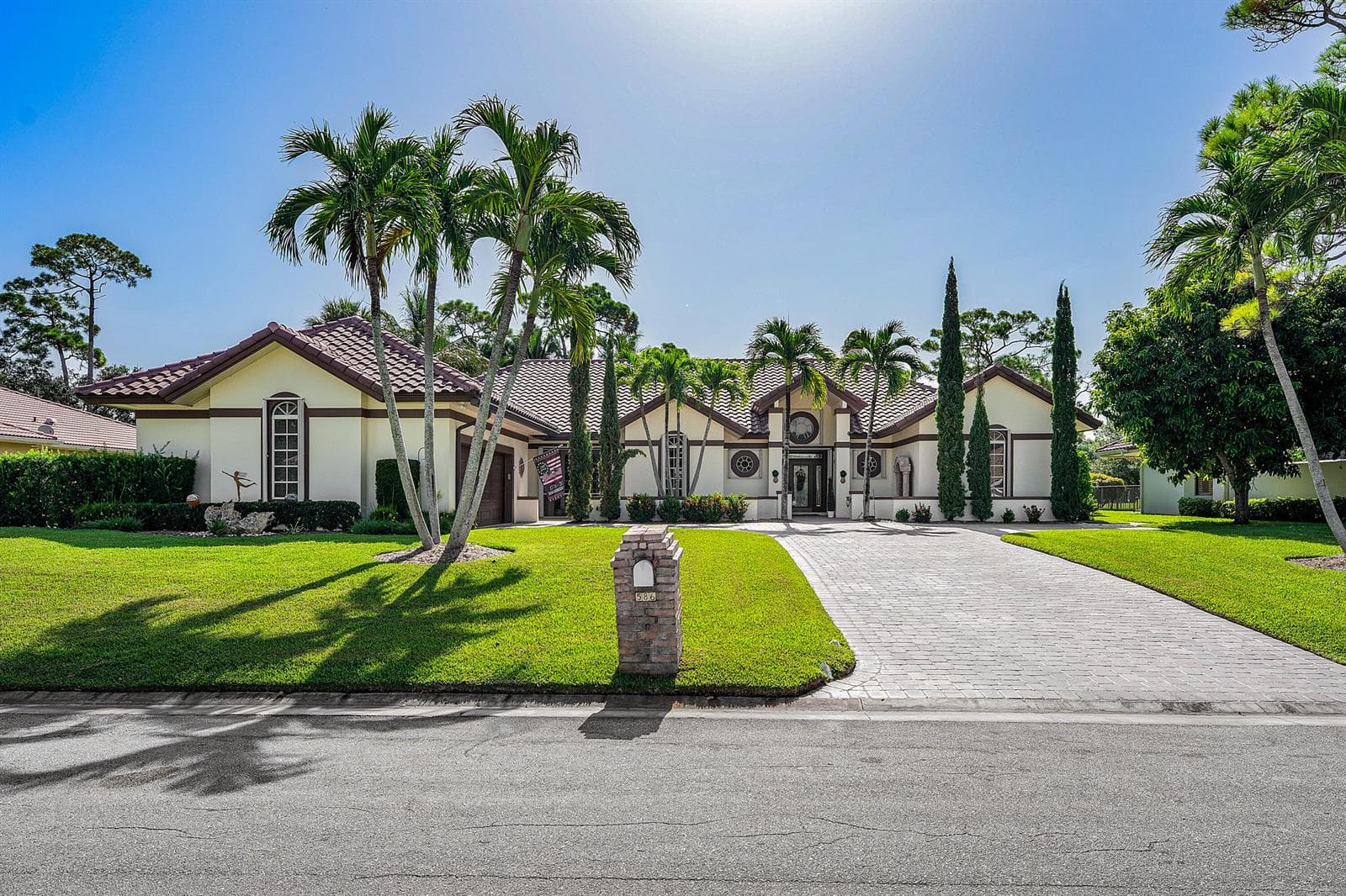 586 N Country Club Drive, Atlantis, FL 33462 photo 4