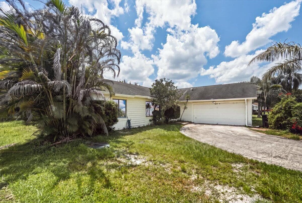 1646 SE HOLIDAY Road, Port St. Lucie, FL 34952 photo 2