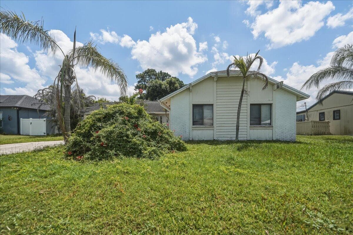 1646 SE HOLIDAY Road, Port St. Lucie, FL 34952 photo 3