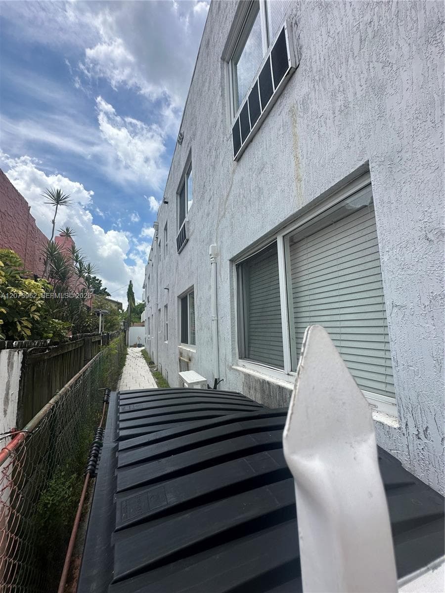 412 SW 10th Ave, Miami, FL 33130 photo 2