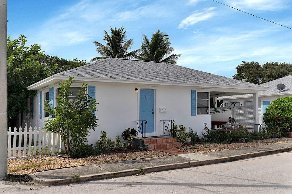 711 11th Avenue N, FL 33460