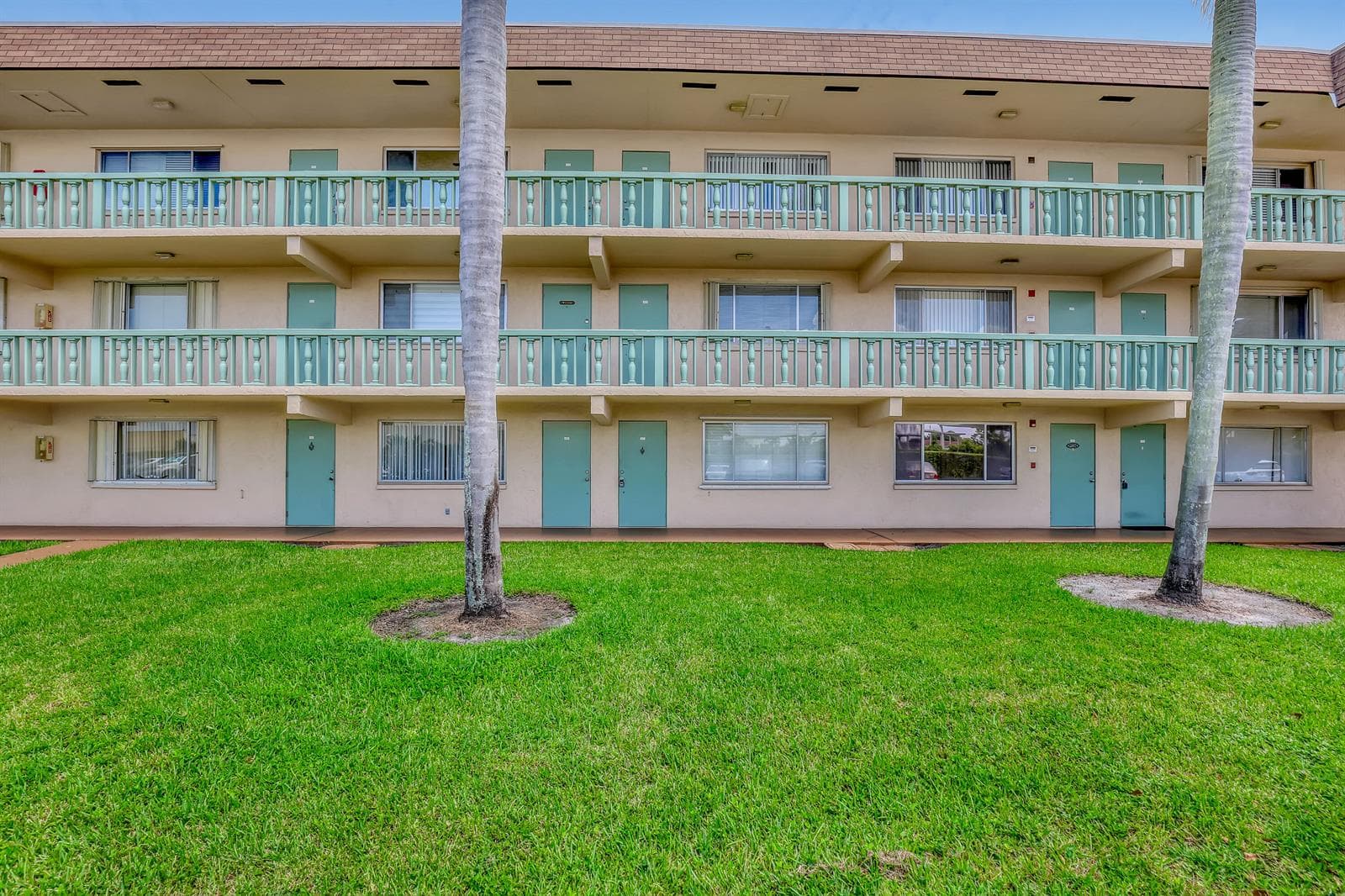 400 VILLAGE GREEN Circle W # 117, Palm Springs, FL 33461 photo 2