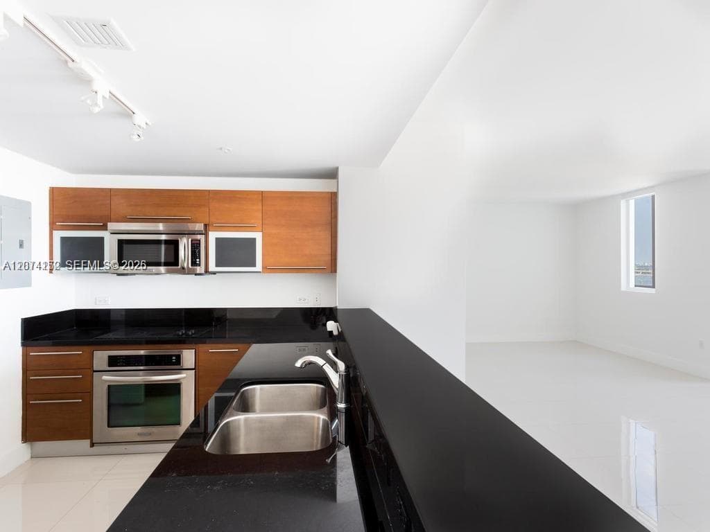 244 Biscayne Blvd # 1002, Miami, FL 33132