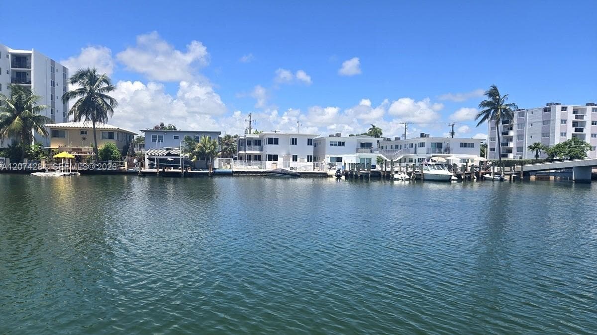 8024 Tatum Waterway Dr # 6B, Miami Beach, FL 33141