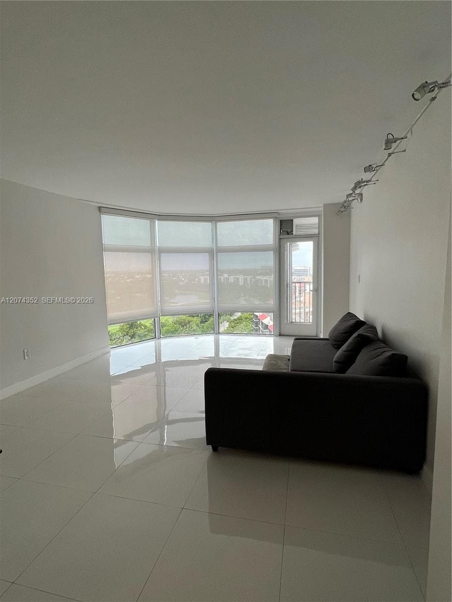 3375 N Country Club Dr # 1408, Aventura, FL 33180 photo 2