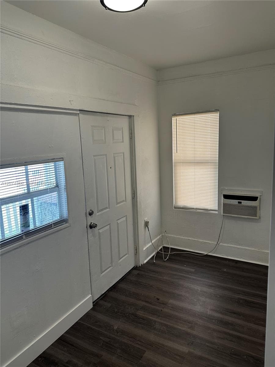 1545 NW 1st St # 1537, Miami, FL 33125 photo 3