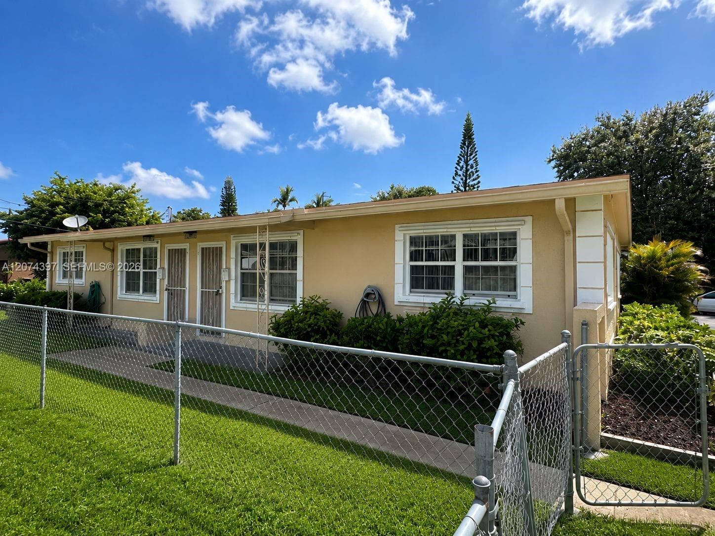 512 SW 10th St, Hallandale Beach, FL 33009 photo 3