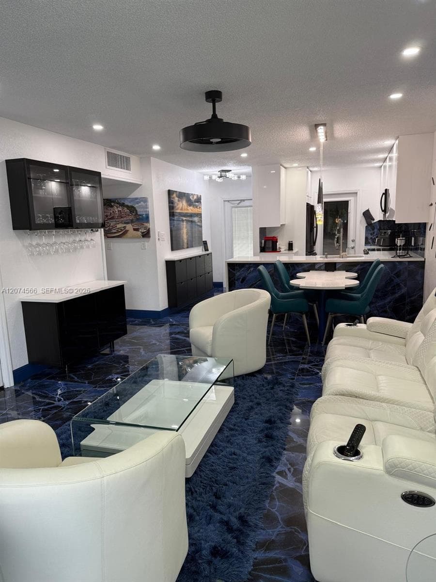 5121 W Oakland Park Blvd # 212, Lauderdale Lakes, FL 33313
