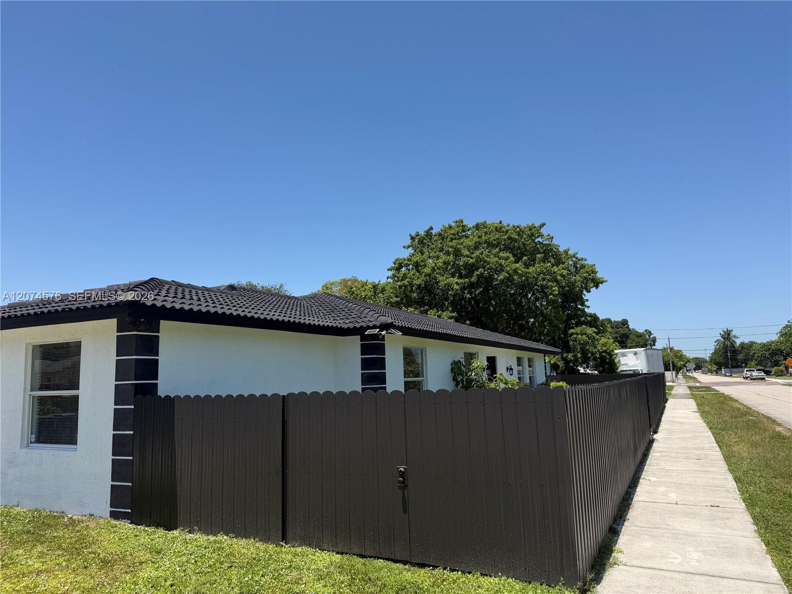 5201 SW 22nd St, West Park, FL 33023 photo 2
