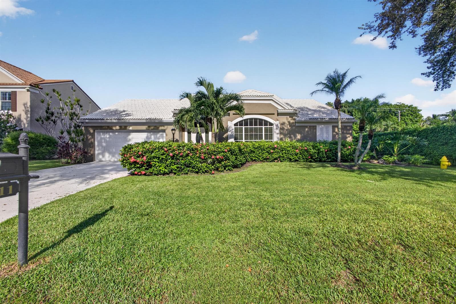 1011 WOODFIELD Circle, Palm Beach Gardens, FL 33418 photo 2