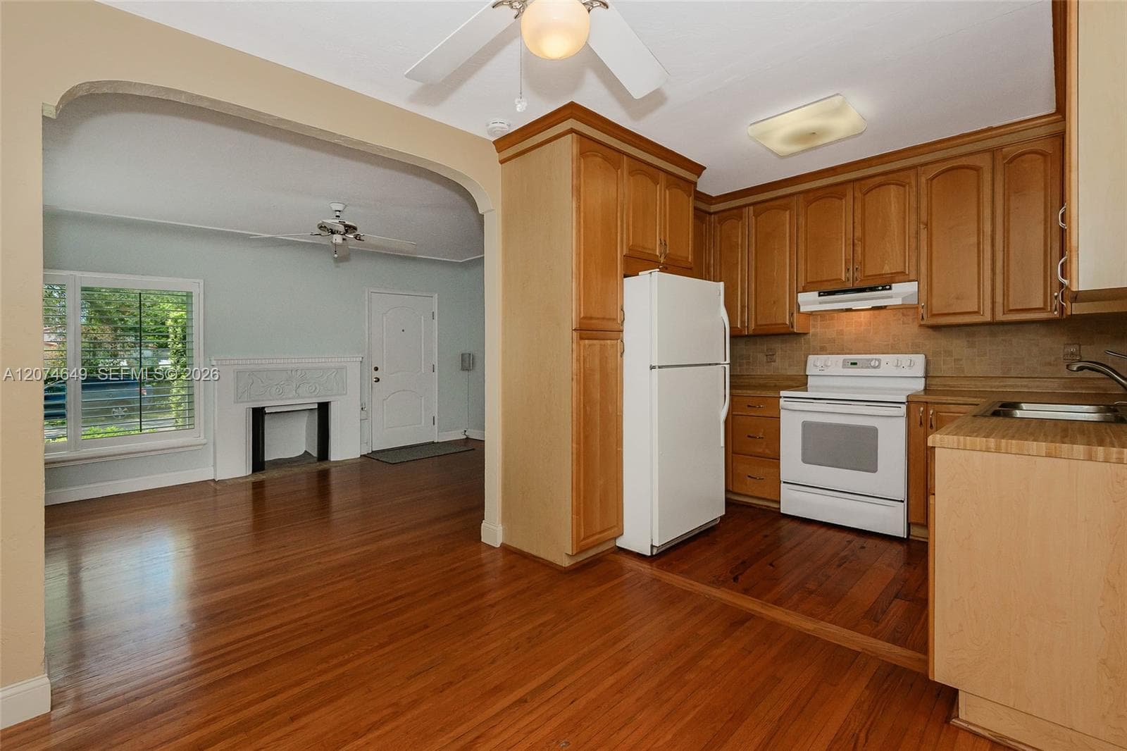 989 Eastward Dr, Miami Springs, FL 33166 photo 5