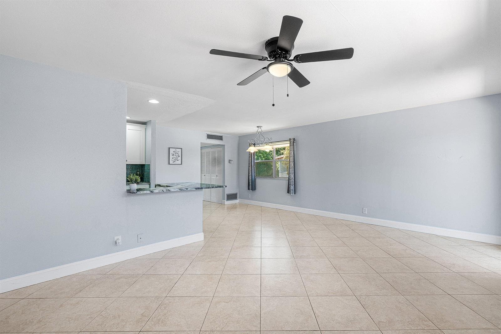 566 Saxony L, Delray Beach, FL 33446 photo 2