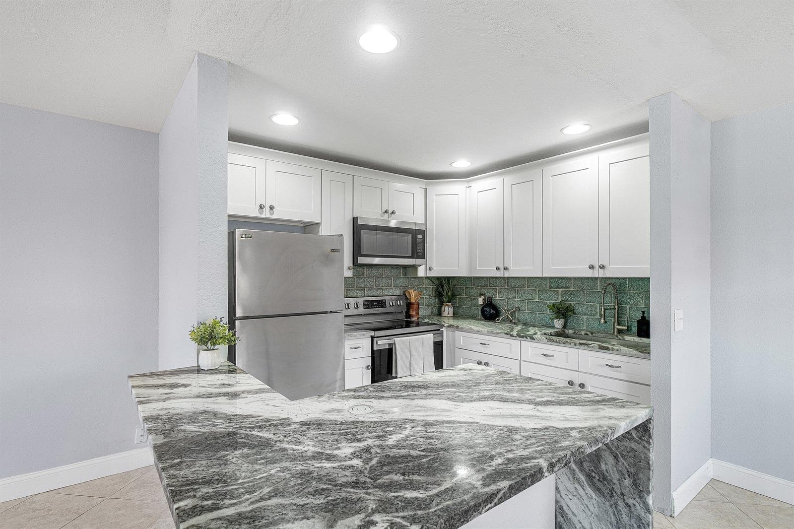 566 Saxony L, Delray Beach, FL 33446 photo 4