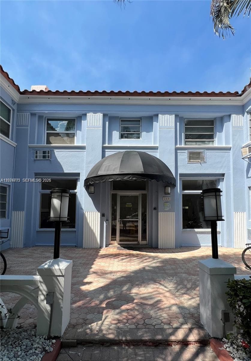 215 30th St # 2, Miami Beach, FL 33140 photo 2