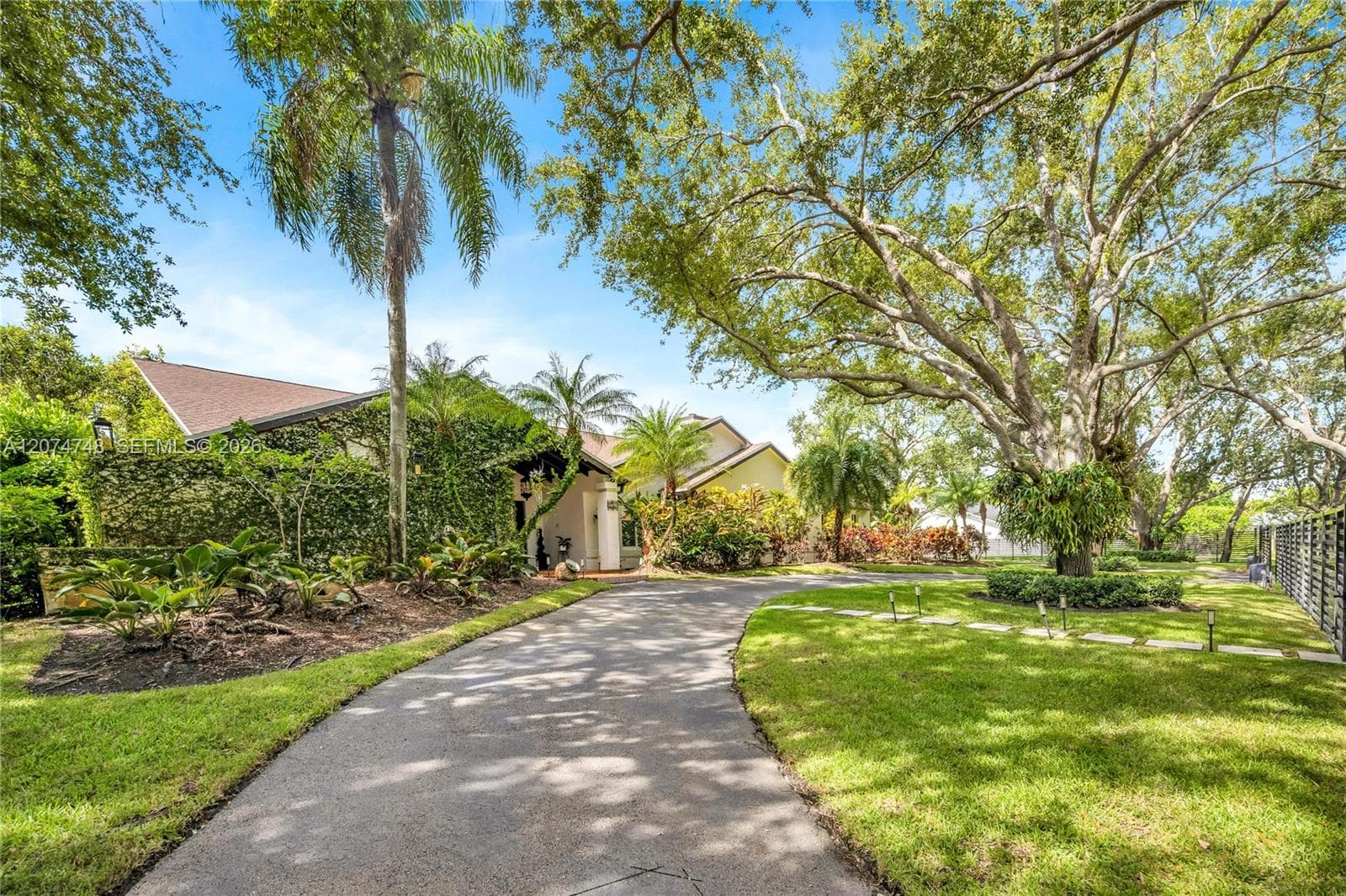 8440 SW 182nd Ter, Palmetto Bay, FL 33157 photo 2