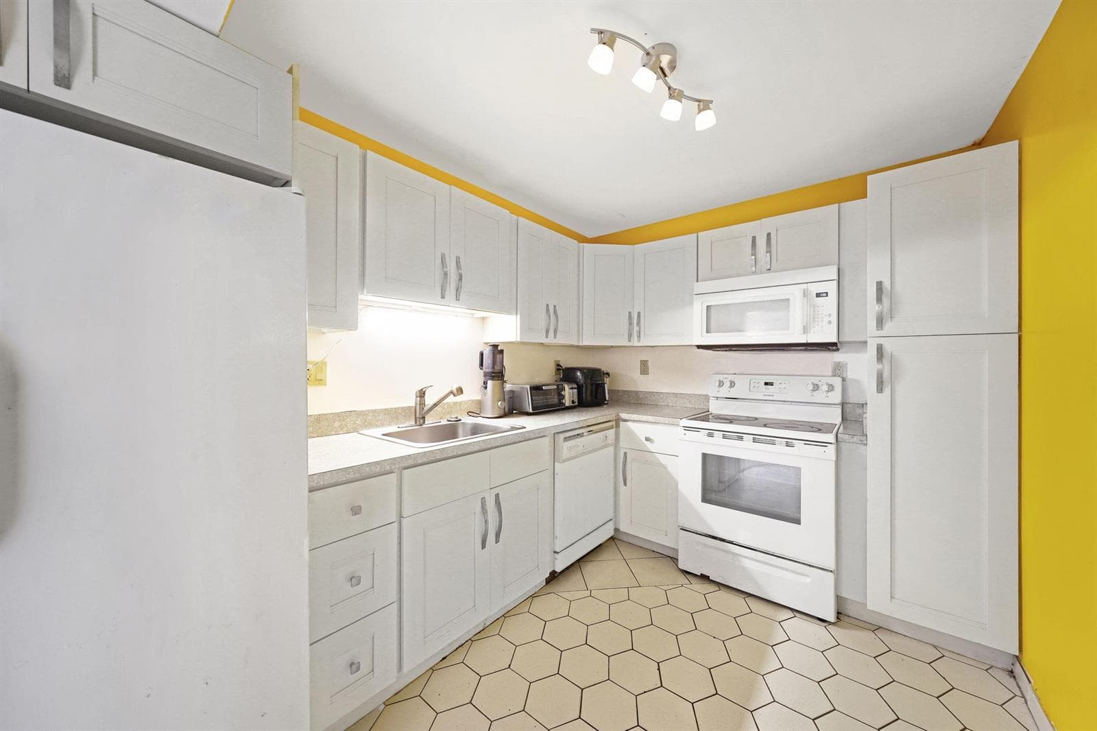 1400 Saint Charles Place # 624, Pembroke Pines, FL 33026 photo 5