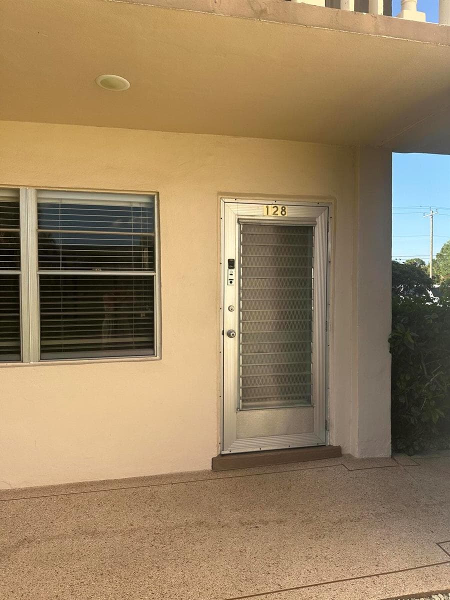 128 NORWICH F, West Palm Beach, FL 33417