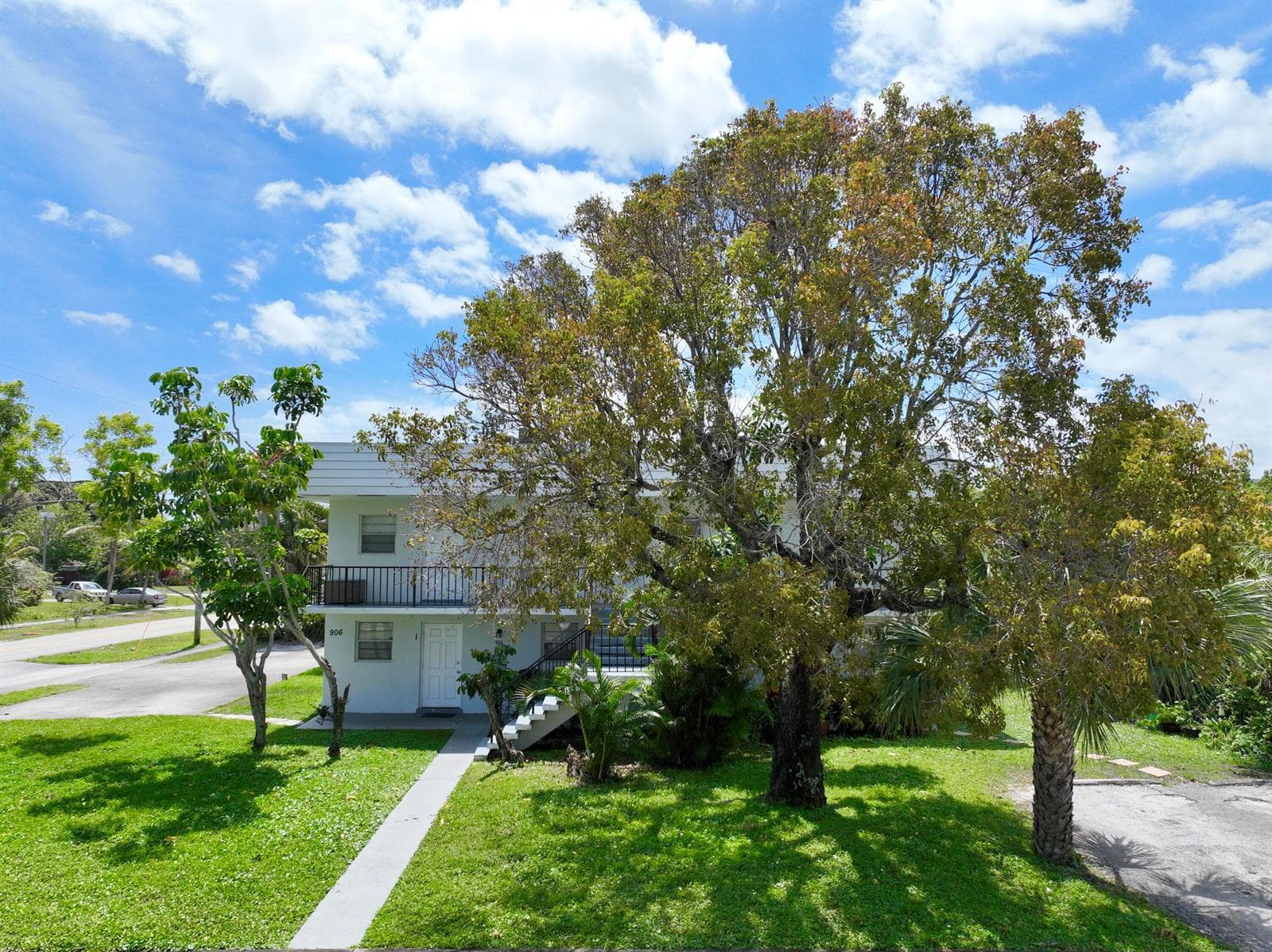 906 Foresteria Drive, Lake Park, FL 33403 photo 2
