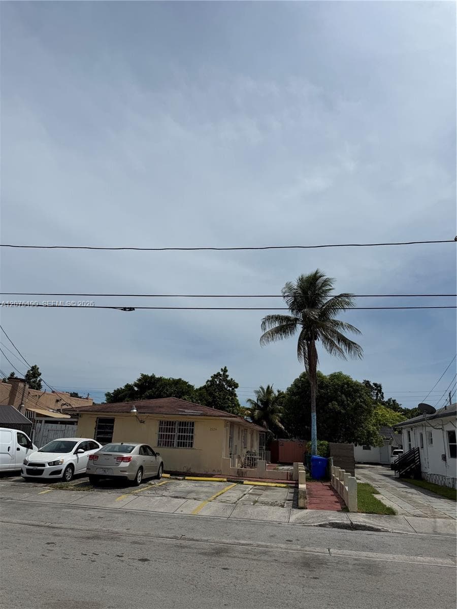 2124 NW 27th St, Miami, FL 33142