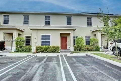565 NE 5th Pl, Florida City, FL 33034