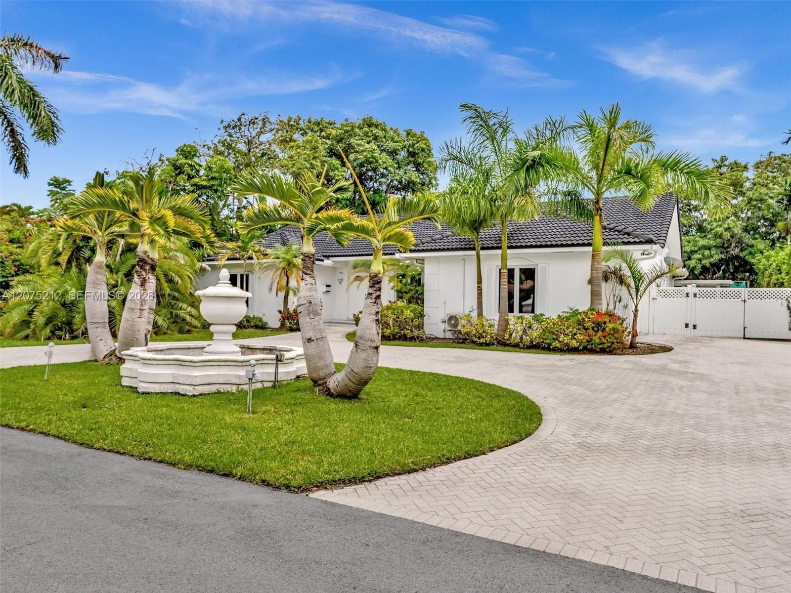 413 Tamarind Dr, Hallandale Beach, FL 33009 photo 4