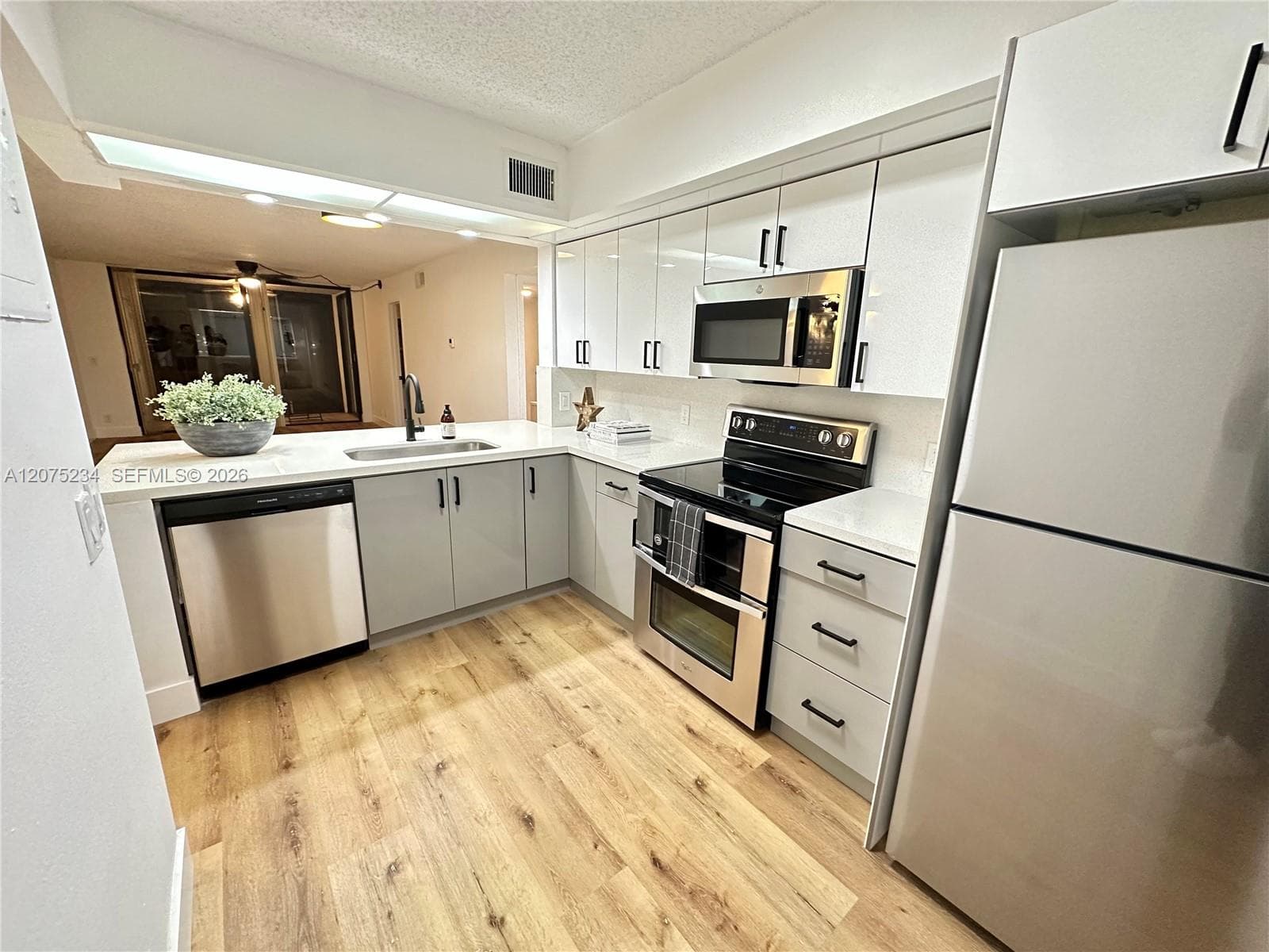 202 Lake Pointe Dr # 104, Oakland Park, FL 33309 photo 3