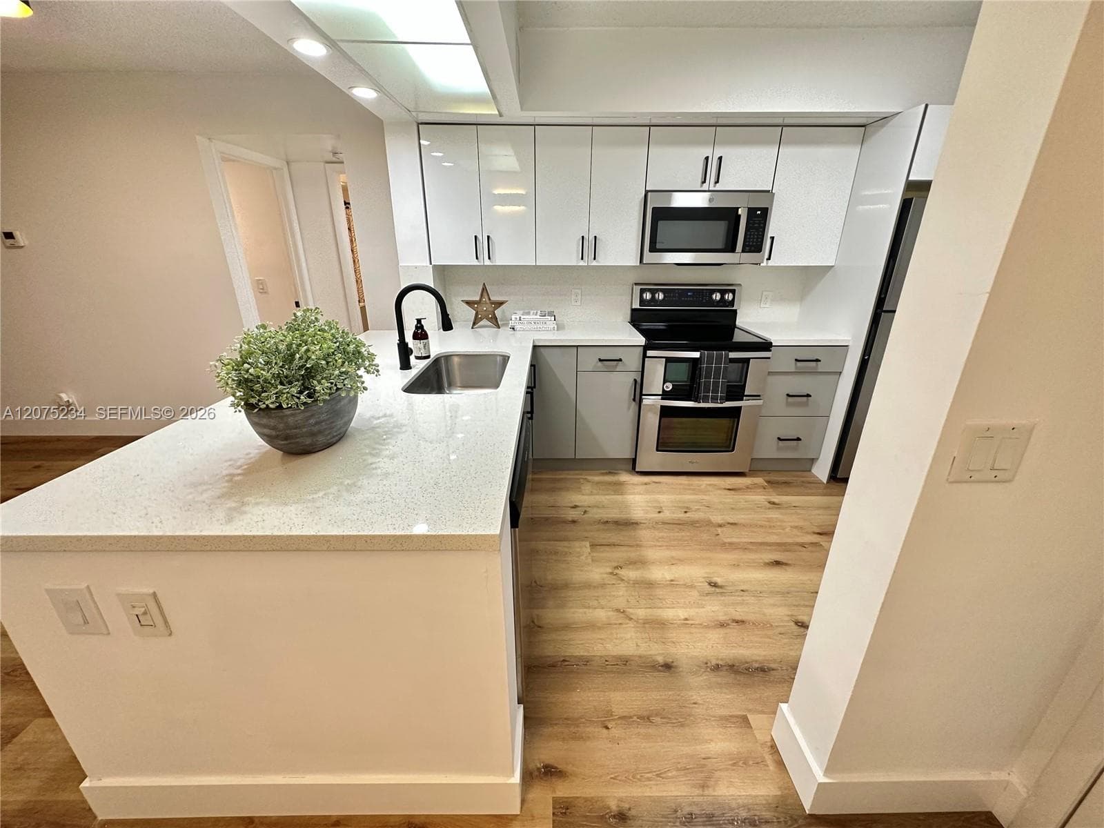 202 Lake Pointe Dr # 104, Oakland Park, FL 33309 photo 4