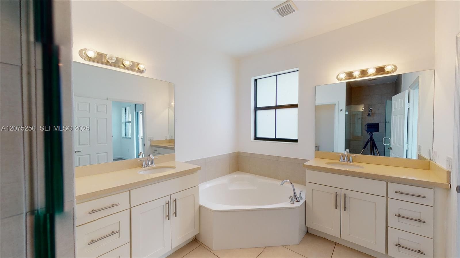 10428 NW 61st St, Doral, FL 33178 photo 5