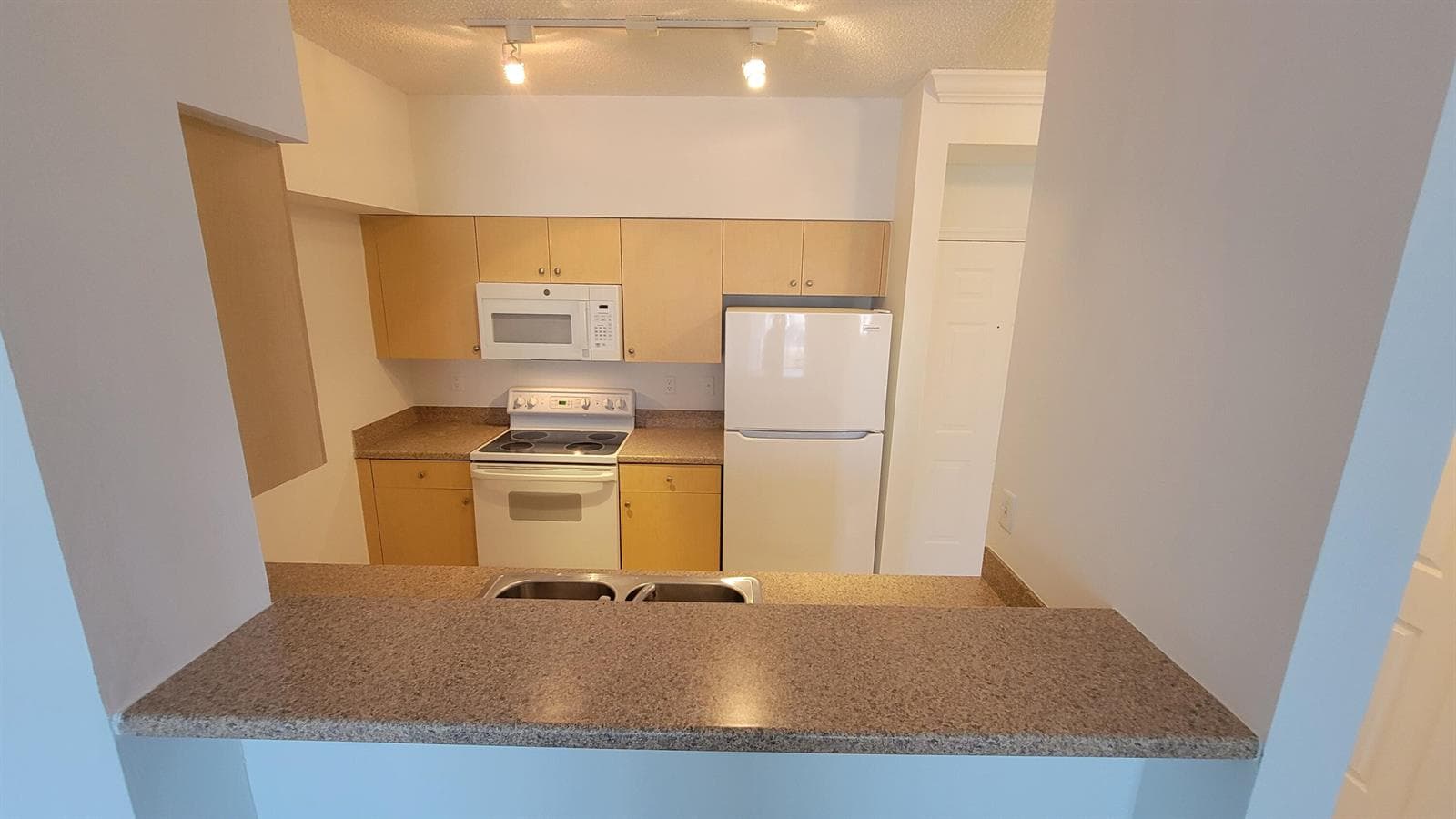 616 CLEARWATER PARK Road # 407, West Palm Beach, FL 33401 photo 2