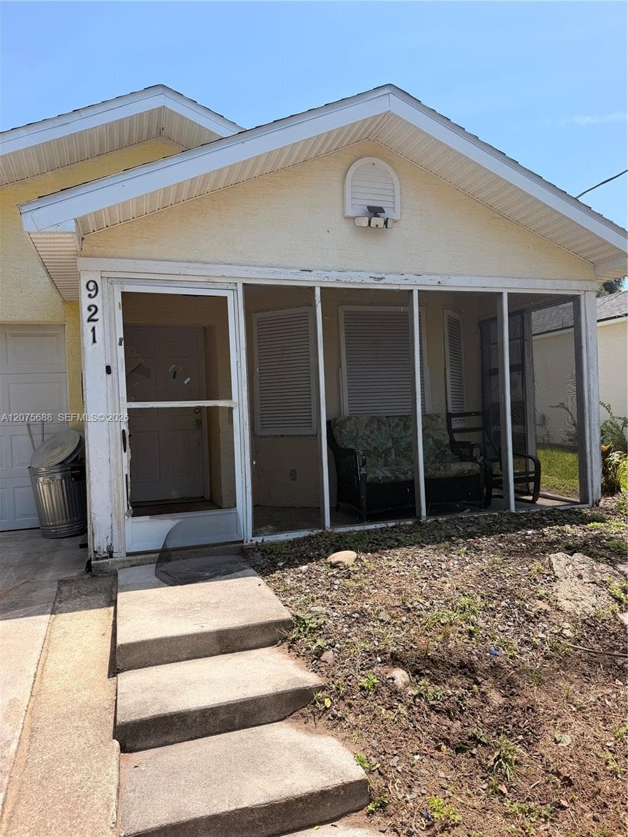 921 Redwood St, Daytona, FL 32117