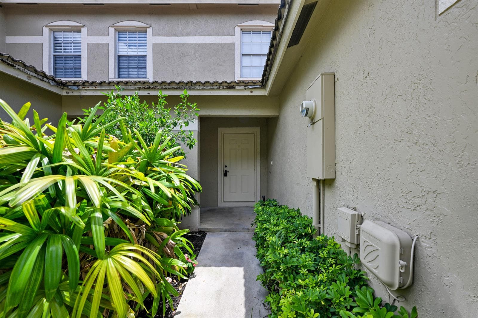 8658 S SOUTHGATE SHORES Circle, Tamarac, FL 33321 photo 2